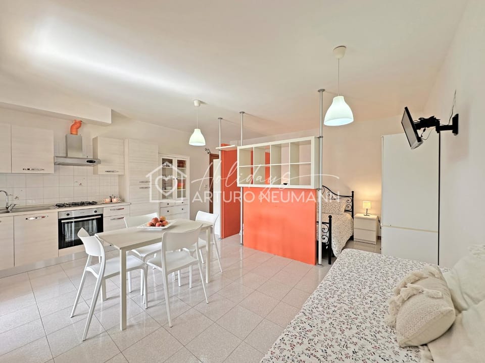 Kitchen or kitchenette, Dining area, oven, stove