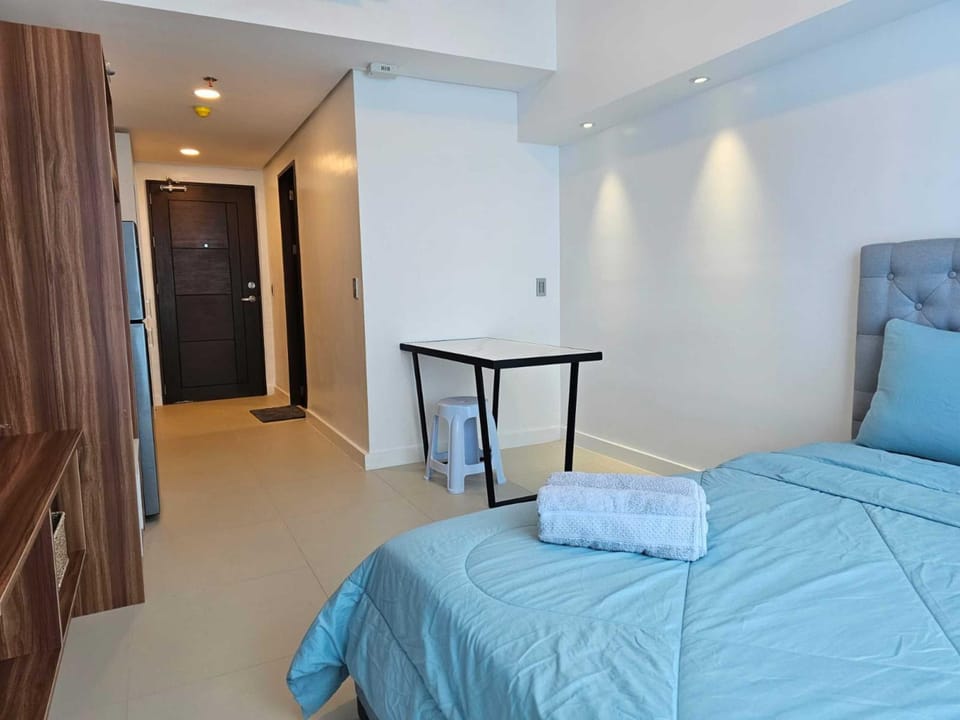 Bed, Dining area