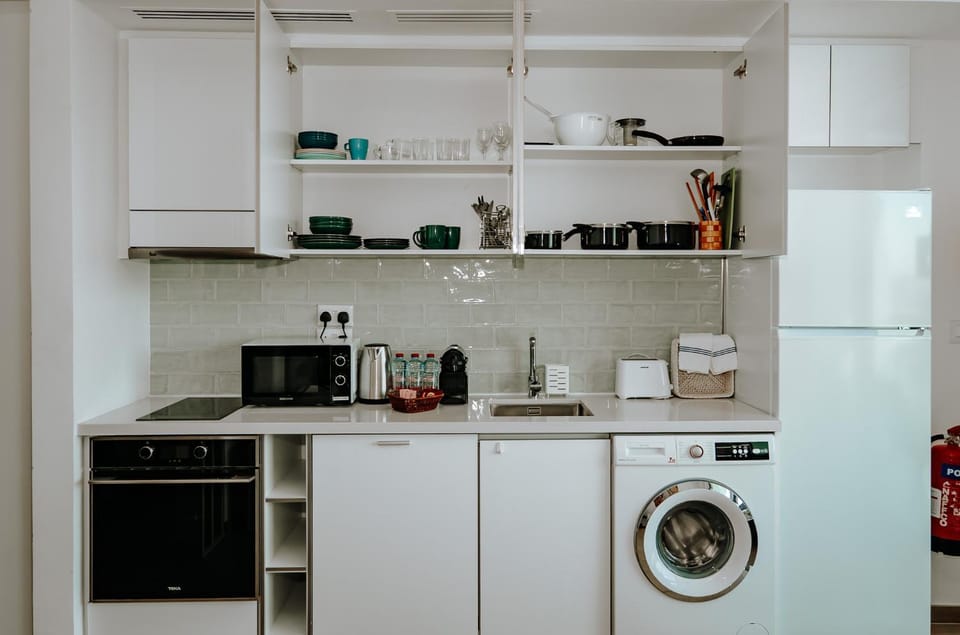 Coffee/tea facilities, Kitchen or kitchenette, dishwasher, oven, stove, toaster, washing machine