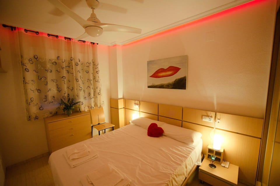 Bed, TV and multimedia, Photo of the whole room, Bedroom, Entertainment, towels