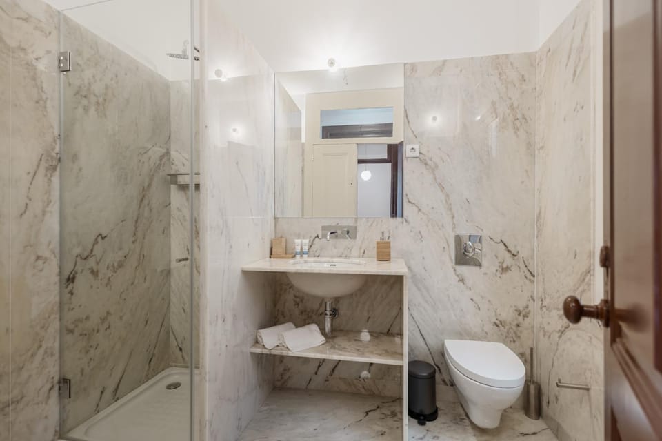 Shower, Toilet, Bathroom, towels