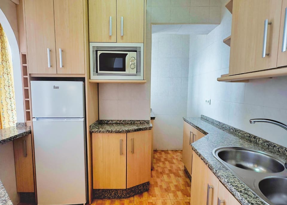 Kitchen or kitchenette, minibar, stove