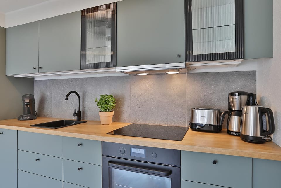 Coffee/tea facilities, Kitchen or kitchenette, dishwasher, stove, toaster, kitchen