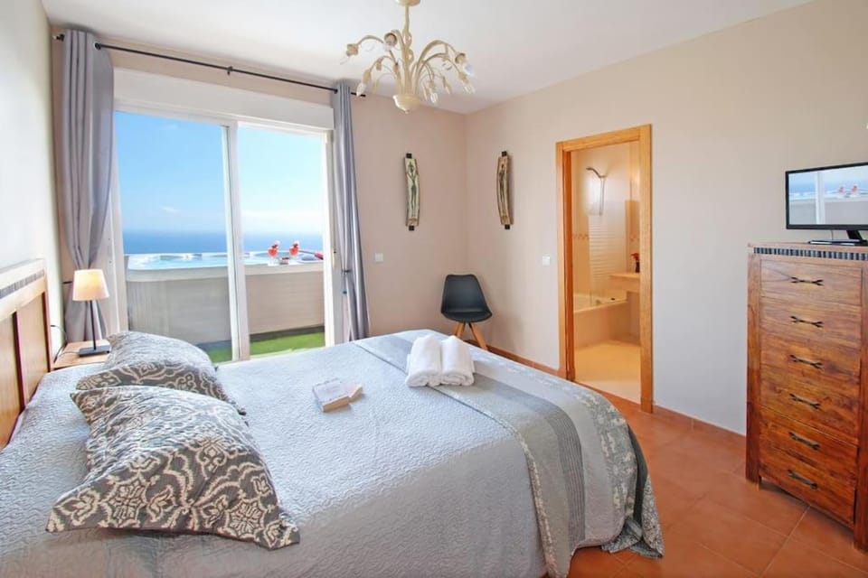 Sea View Penthouse with Private Jacuzzi & Huge Terrace , Cala 4 Apartment in Sitio de Calahonda