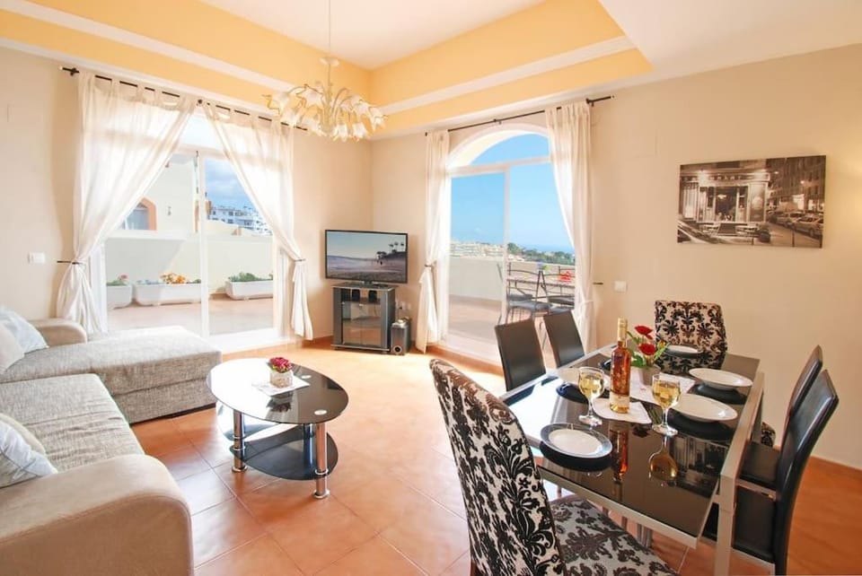 Sea View Penthouse with Private Jacuzzi & Huge Terrace , Cala 4 Apartment in Sitio de Calahonda
