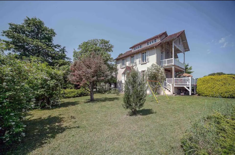 Maison sur l'eau avec jardin et piscine House in Auvergne-Rhône-Alpes
