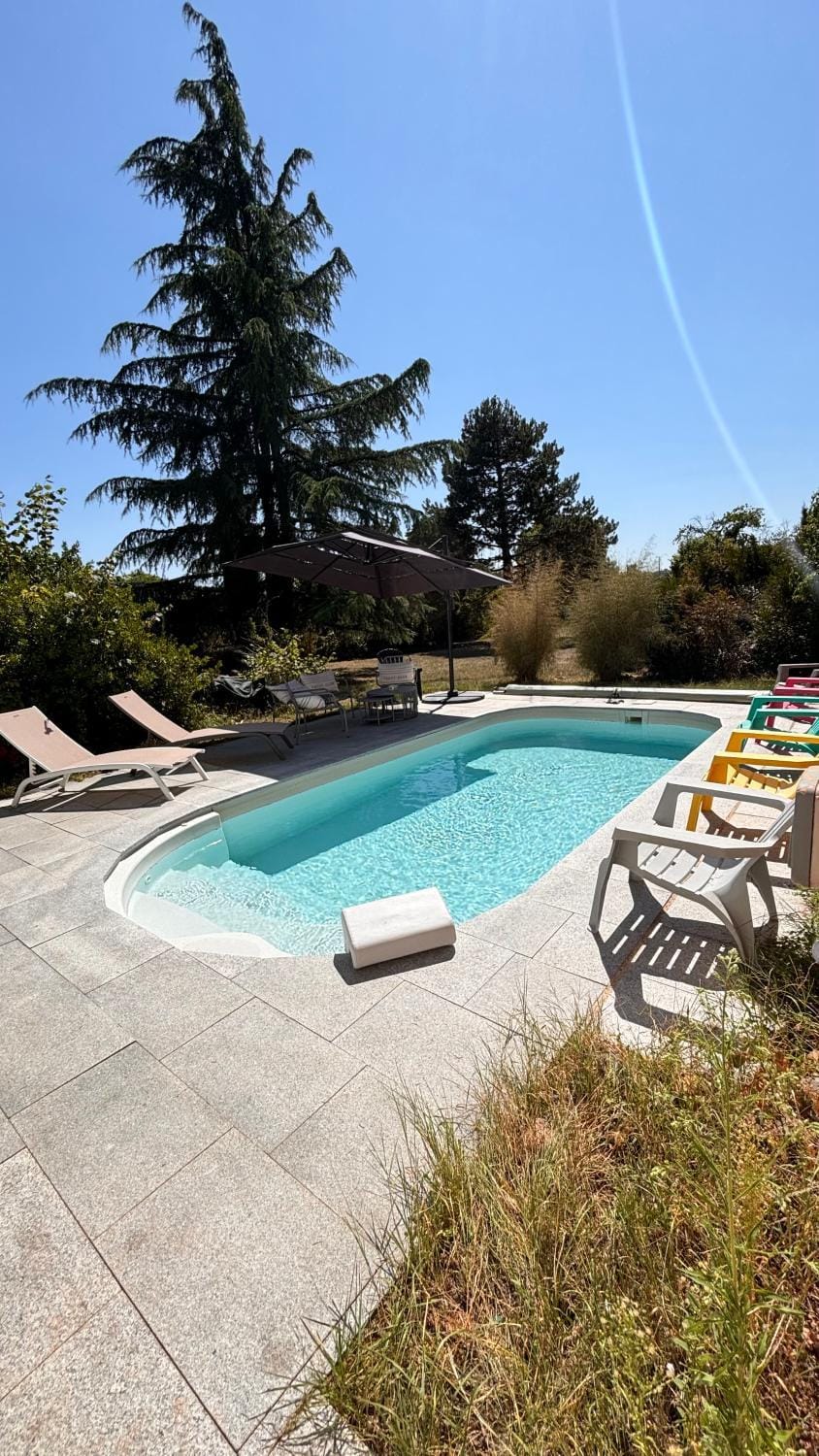 Maison sur l'eau avec jardin et piscine House in Auvergne-Rhône-Alpes