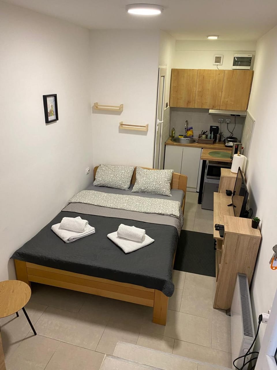 Under the Tree Apartment in Belgrade