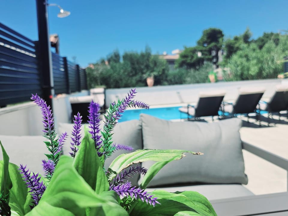 Patio, Spring, Day, Garden, Balcony/Terrace, Dining area, Garden view, Pool view, Swimming pool, sunbed