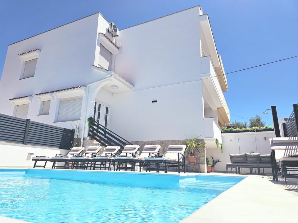 Property building, Patio, Day, Balcony/Terrace, Balcony/Terrace, Pool view, Swimming pool, Swimming pool, sunbed