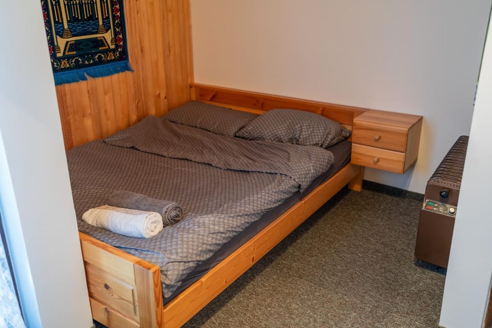 Bed, Bedroom, towels