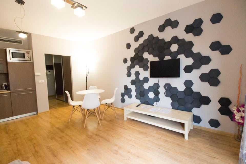 TV and multimedia, Kitchen or kitchenette, Dining area, internet, microwave