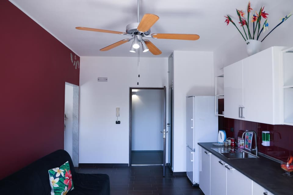 Kitchen or kitchenette, Dining area, fireplace