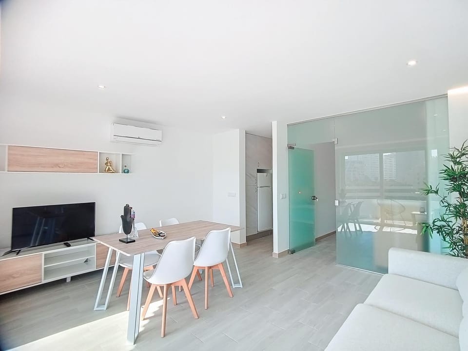 Communal lounge/ TV room, TV and multimedia, Dining area, air conditioner