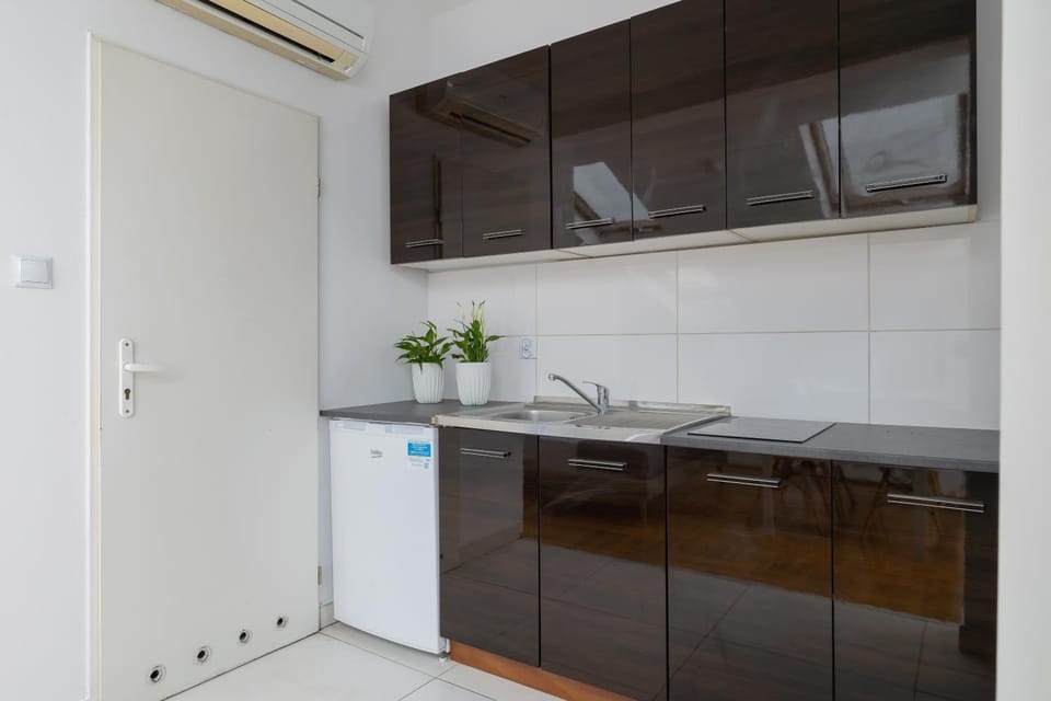 Kitchen or kitchenette, stove, kitchen, kitchen, air conditioner