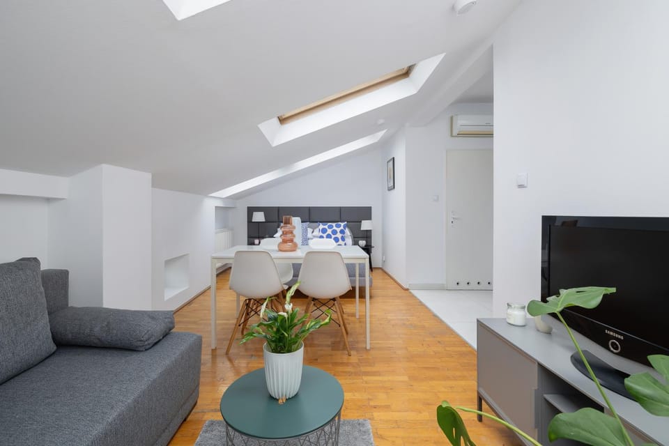 Bed, TV and multimedia, Living room, Seating area, Dining area, Bedroom, locker, air conditioner