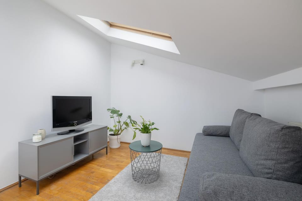 TV and multimedia, Living room, Seating area, Dining area, Evening entertainment, Bedroom, locker