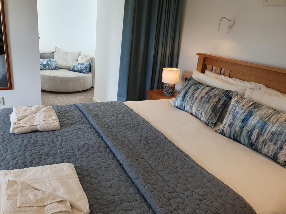 Bed, Seating area