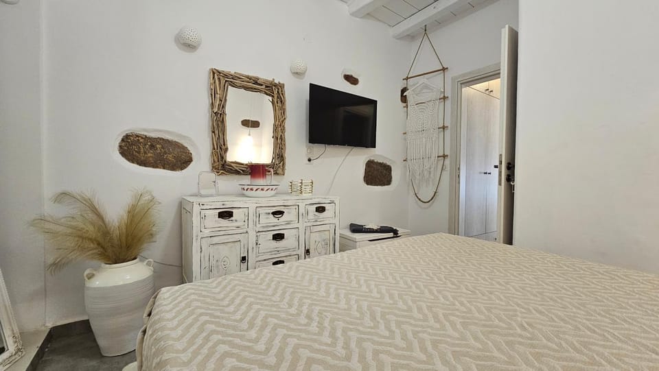 Bed, TV and multimedia, Bedroom