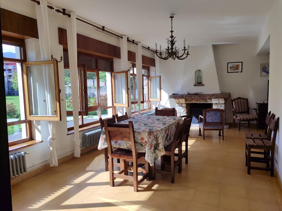 Seating area, Dining area