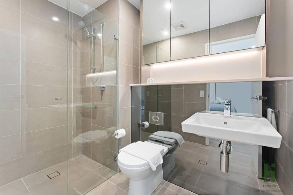 St Leonards 2B2B Apt with Skyview Apartment in Sydney