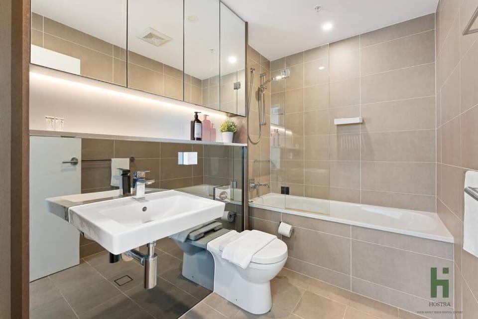 St Leonards 2B2B Apt with Skyview Apartment in Sydney