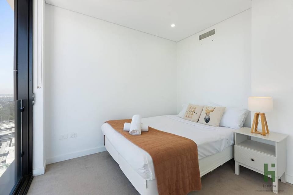 St Leonards 2B2B Apt with Skyview Apartment in Sydney