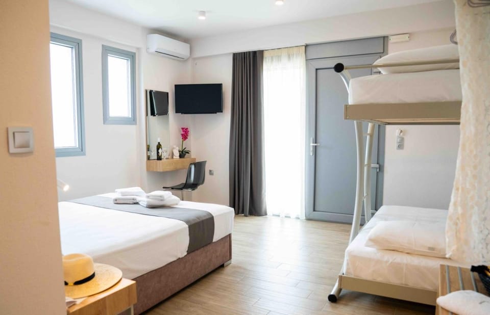 Bed, TV and multimedia, Photo of the whole room, Bedroom, bunk bed, towels