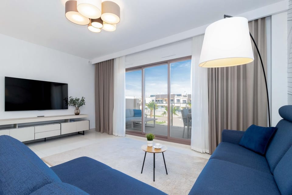 Communal lounge/ TV room, TV and multimedia, View (from property/room), Balcony/Terrace, Living room, Seating area, Evening entertainment
