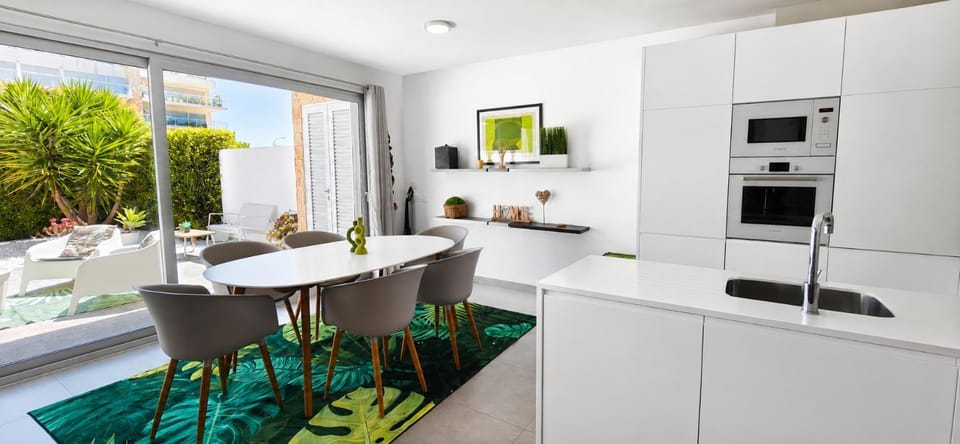 Kitchen or kitchenette, Dining area, oven, stove