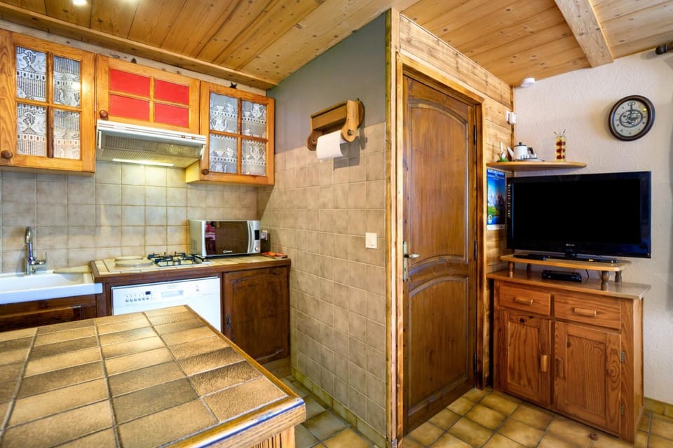 Property building, Kitchen or kitchenette, Living room