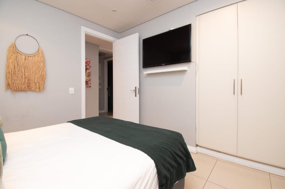 Bed, TV and multimedia, Photo of the whole room, Bedroom, wardrobe