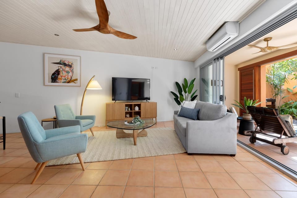 TV and multimedia, Living room, Seating area, air conditioner