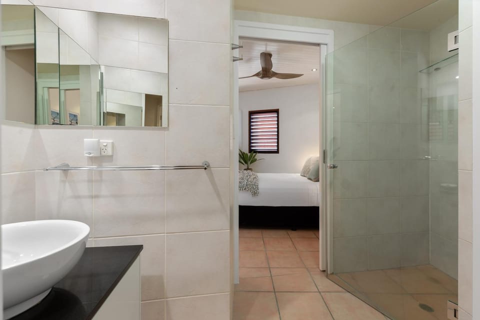 Shower, Toilet, Bathroom, Bedroom, towels