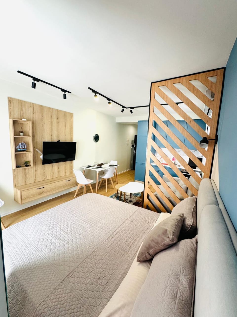 Bed, TV and multimedia, Living room, Photo of the whole room, Seating area