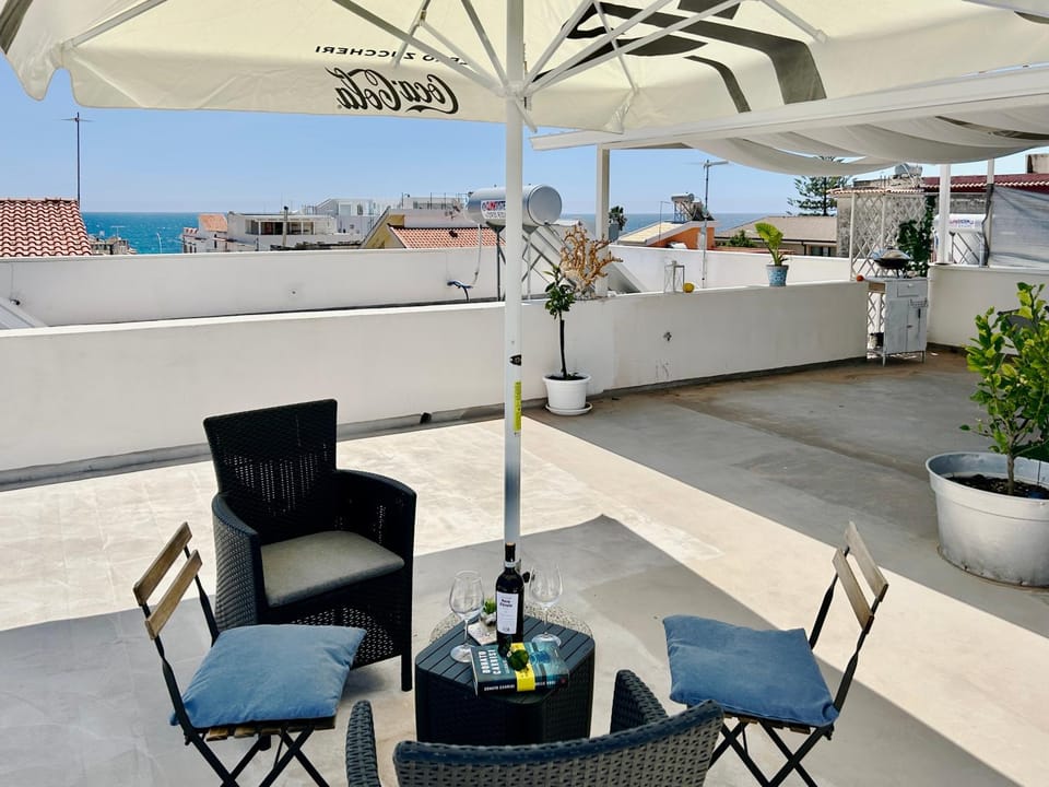 Blue Space 50 meters from the sandy beach, parking & wifi House in Avola