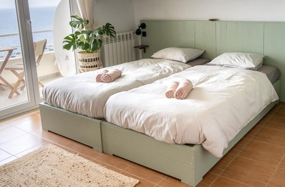 Bed, Bedroom, towels