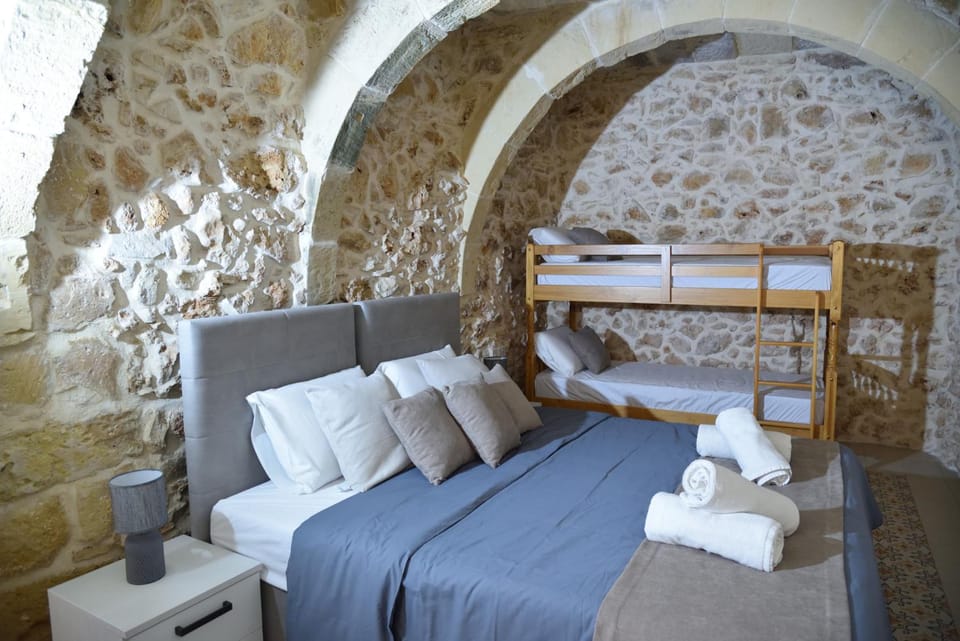 Bed, Bedroom, bunk bed, towels