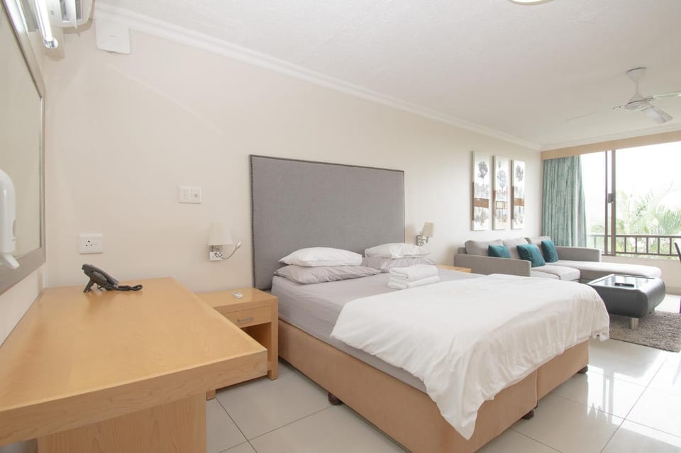 Bed, Living room, Photo of the whole room, Seating area, Bedroom, air conditioner