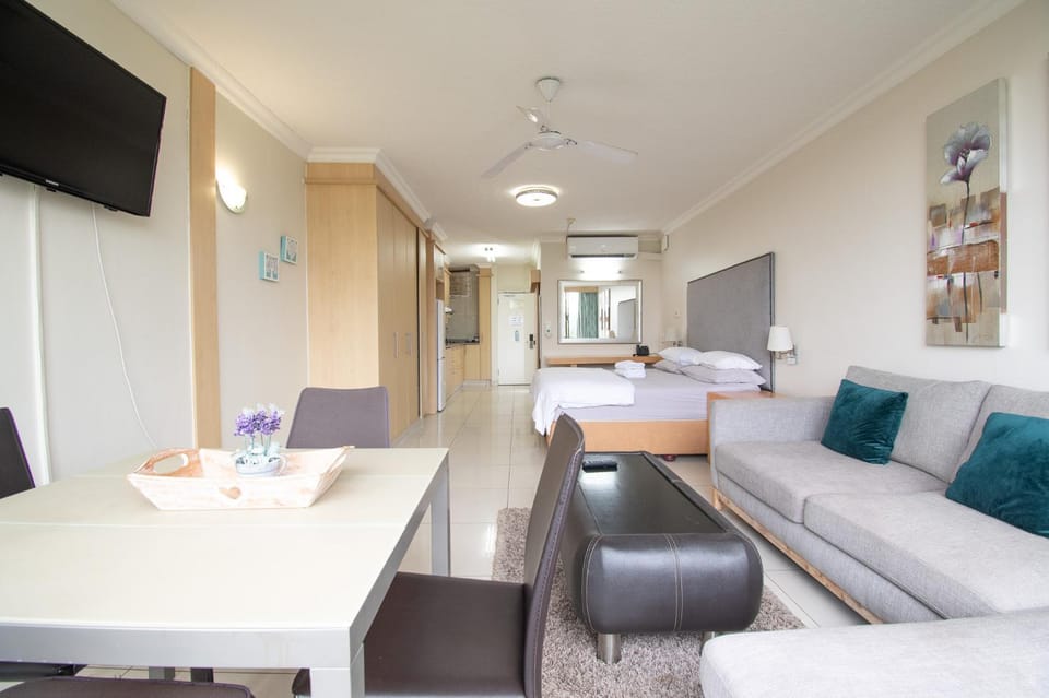 Bed, TV and multimedia, Kitchen or kitchenette, Living room, Photo of the whole room, Seating area, Dining area, Bedroom