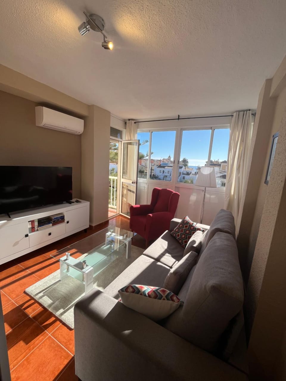 Living room, Seating area, internet