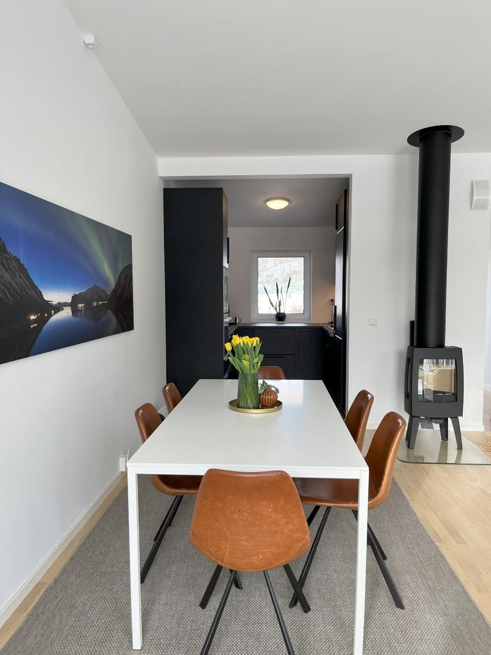 Dining area, fireplace