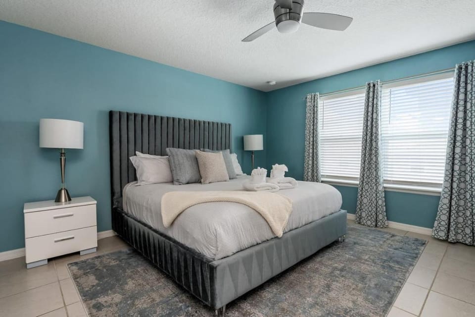 Bed, Photo of the whole room, Bedroom, fireplace