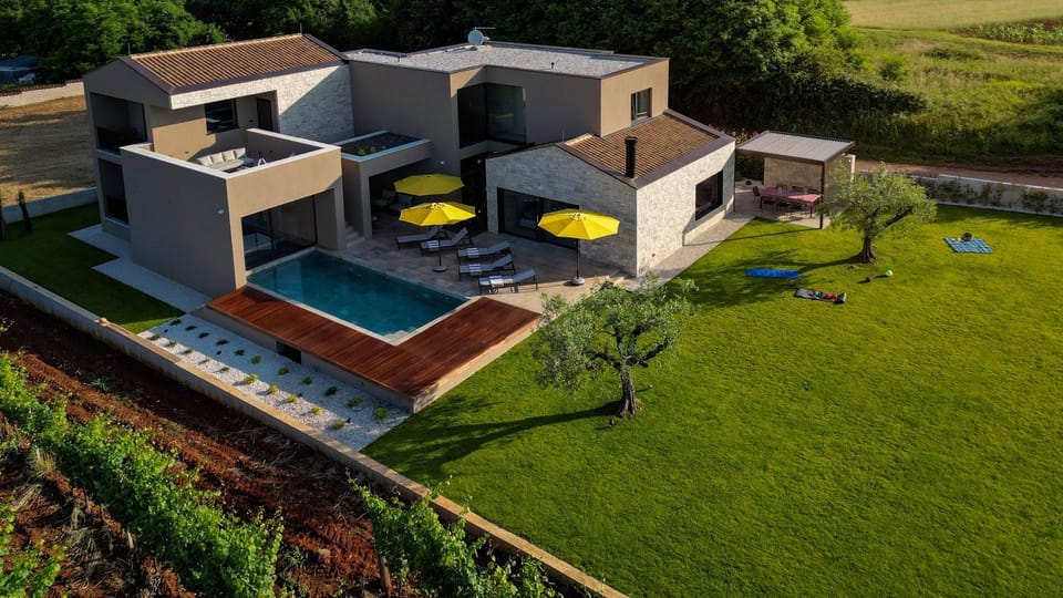 Property building, Garden, Swimming pool