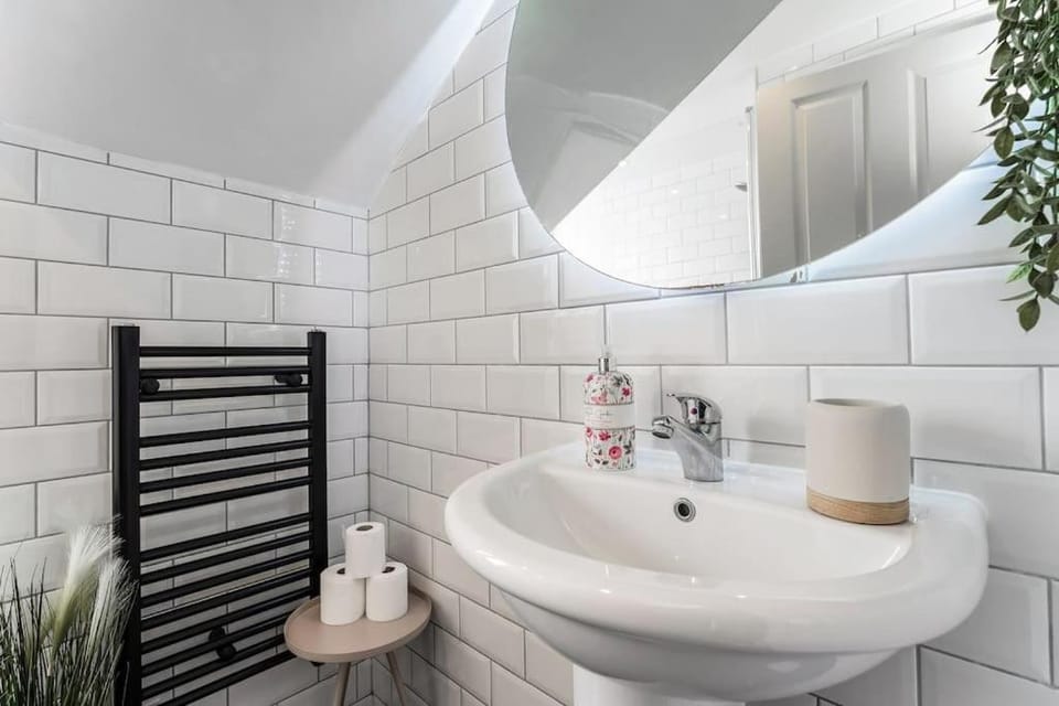 The Glasgow Rose- Stylish Penthouse 2 Bed City Centre Apartment with Free Parking & Lift Apartment in Glasgow