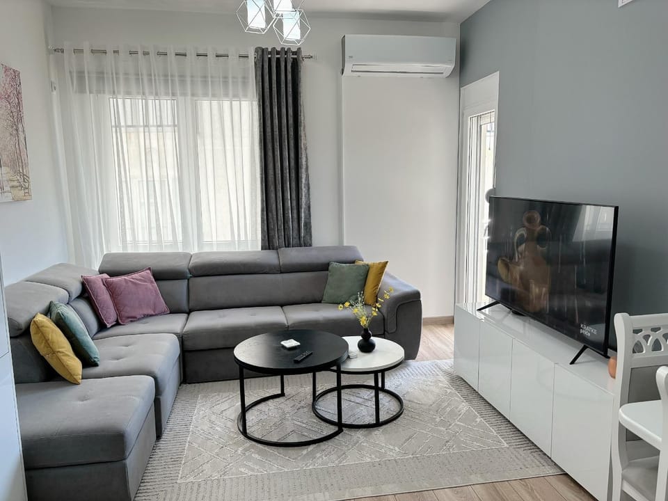 Communal lounge/ TV room, TV and multimedia, Living room, Seating area