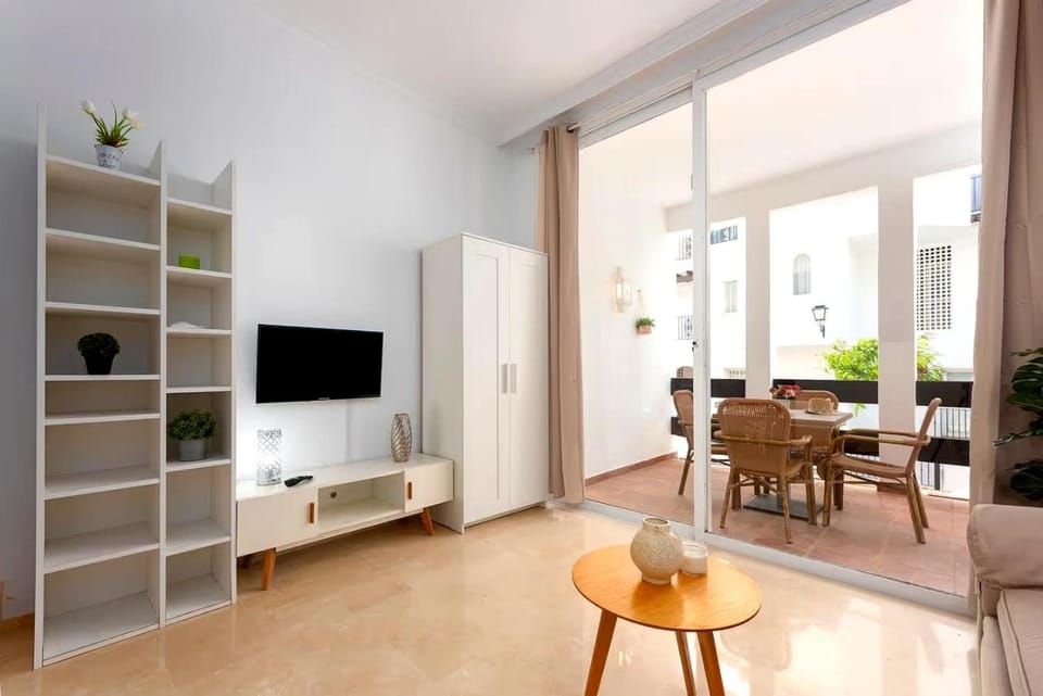 TV and multimedia, Living room, Evening entertainment