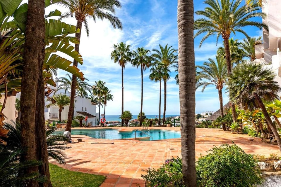 Spring, Day, Garden, Pool view, Swimming pool, Parking