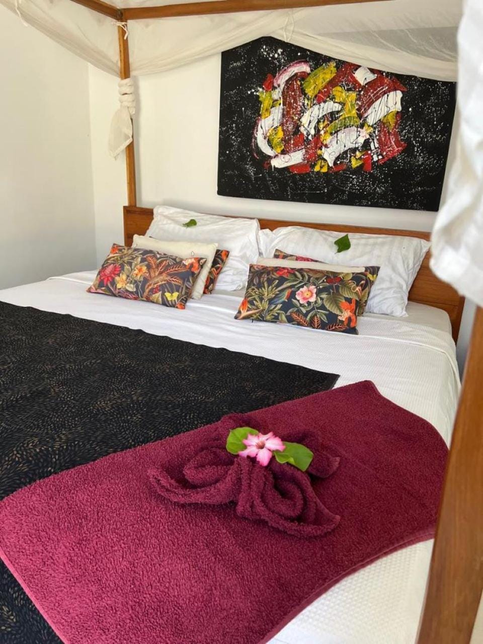 VILLA "MYKONOS" pour vos moments de détente en famille piscine privative, 3 chambre climatisées, salon climatise télé machine a laver cuisine, jardin arbore gardien parking 100 m de la plage Villa in Thiès Region, Senegal