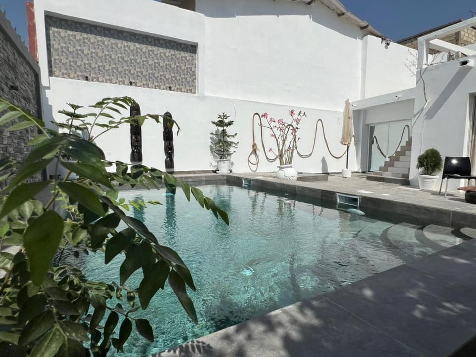 VILLA "MYKONOS" pour vos moments de détente en famille piscine privative, 3 chambre climatisées, salon climatise télé machine a laver cuisine, jardin arbore gardien parking 100 m de la plage Villa in Thiès Region, Senegal